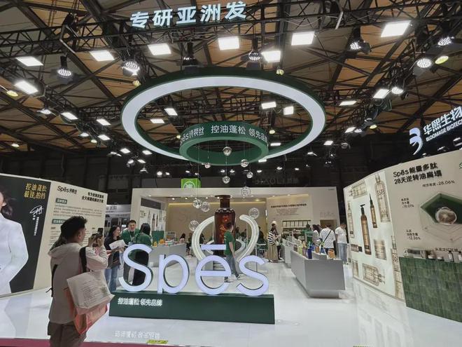 化、自然堂等美妆企业亮相美博会！ag真人平台第一游戏【现场】家(图4)