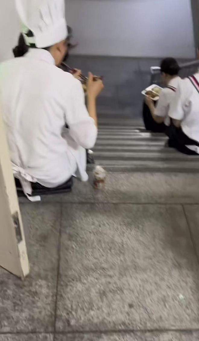 不让坐在桌上吃饭员工无奈只能蹲着吃饭ag真人平台第一游戏网友吐槽西贝上班(图2)