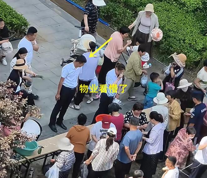 包粽子大妈连盆都端走了还围堵物业要鸡蛋AG真人澳门百家家乐山东：小区端午免费(图3)