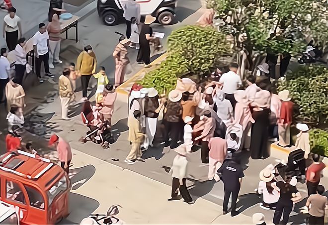 包粽子大妈连盆都端走了还围堵物业要鸡蛋AG真人澳门百家家乐山东：小区端午免费(图2)